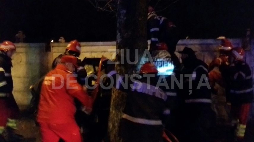 accident grav update2 a intrat cu masina intr un copac si s a proptit in gardul cimitirului de pe bulevardul accident grav update2 a intrat cu masina intr un copac si s a proptit in gardul cimitirului de pe bulevardul