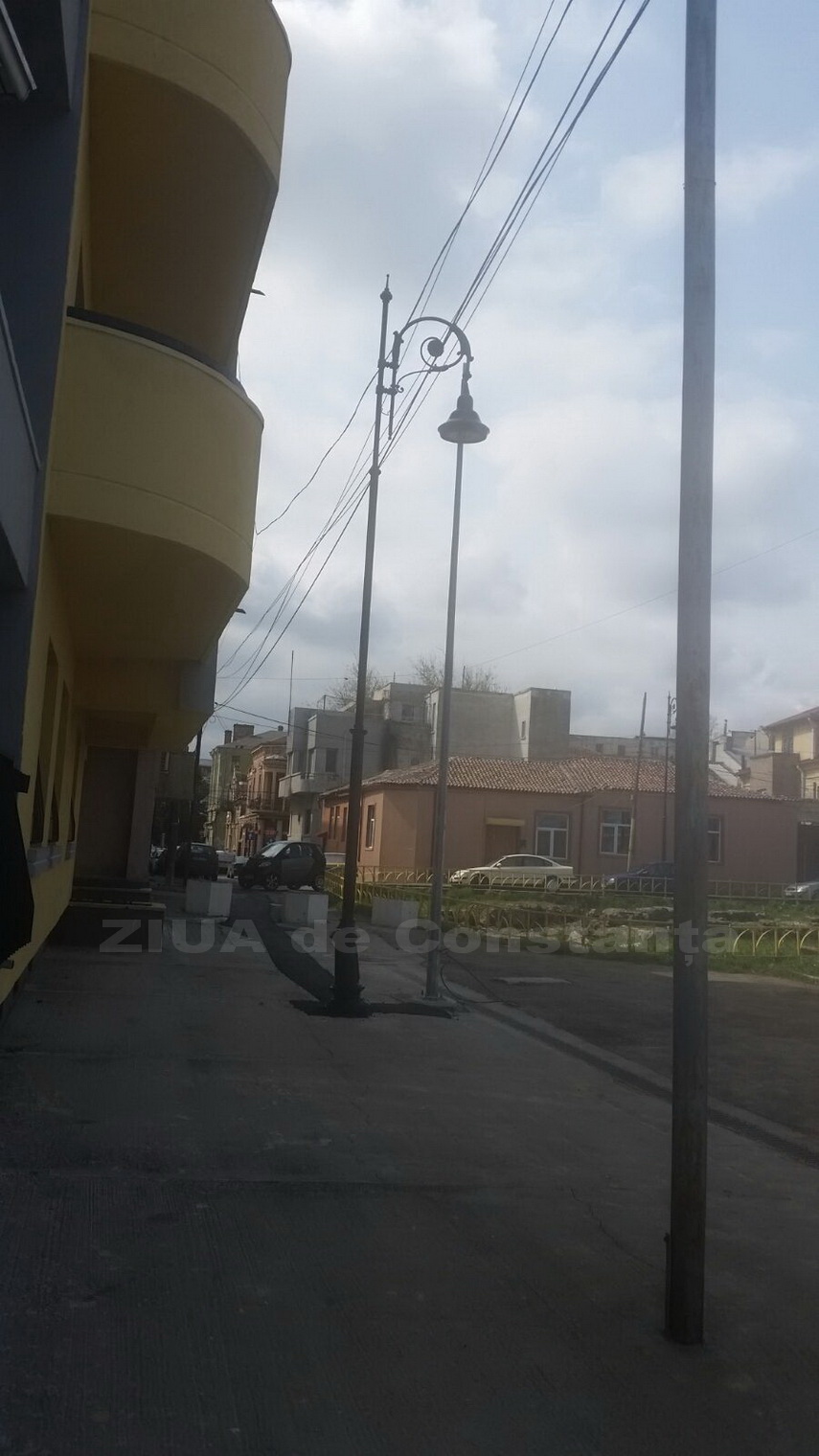atentie constanteni sta sa cada un stalp la intersectia strazilor mircea cel batran cu dragos voda galerie atentie constanteni sta sa cada un stalp la intersectia strazilor mircea cel batran cu dragos voda galerie
