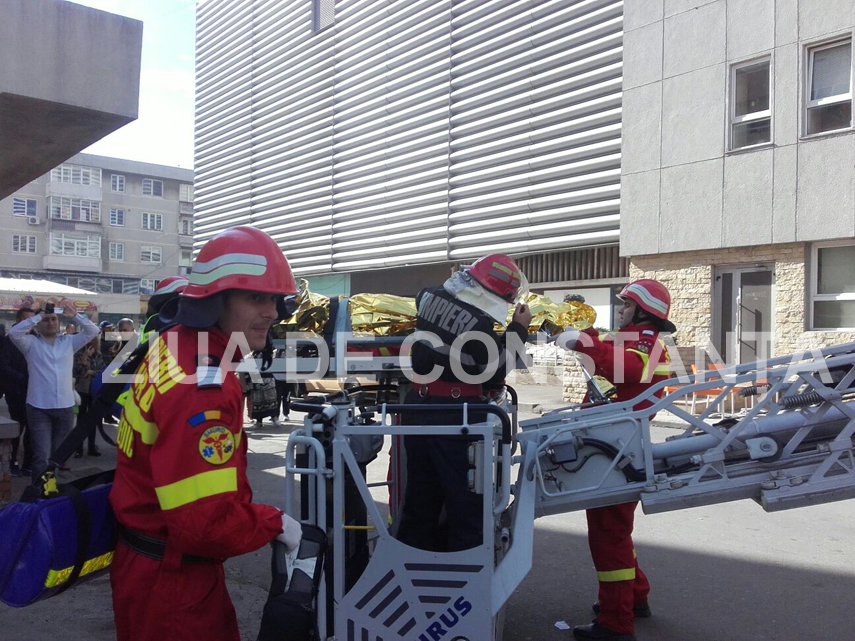 zeci de pompieri isu dobrogea la tomis mall in constanta galerie foto video 588666 zeci de pompieri isu dobrogea la tomis mall in constanta galerie foto video 588666