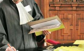 Un poliţist şi un avocat au fost trimişi în judecată pentru luare de mită