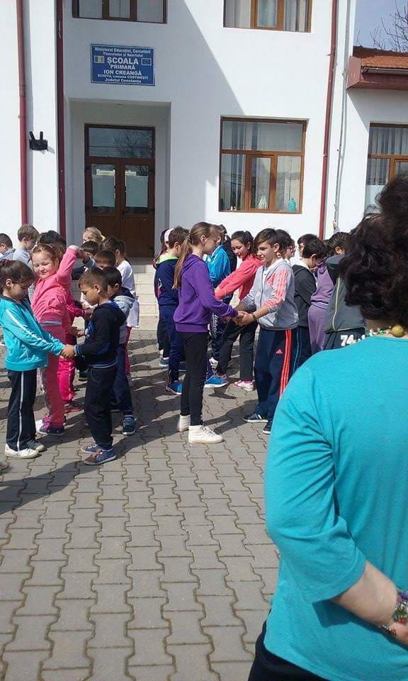 proiectul lantul manutelor fericite la scoala gimnaziala ion creanga din schitu galerie foto 589851
