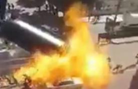 Oameni, cuprinşi de flăcări, după ce o cisternă cu benzină a explodat