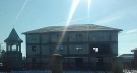 Centrul social, în faza tencuielilor exterioare Se finalizează pictura capelei din comuna Nicolae Bălcescu