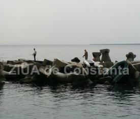 Împătimiţii pescuitului au găsit o metodă inedită de a-şi „parca” bărcile (galerie foto)