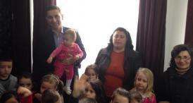 Fotoliul de primar al lui Valentin Saghiu, „în pericol“ Sute de prichindei i-au luat locul edilului-şef de la Murfatlar, preţ de câteva minute