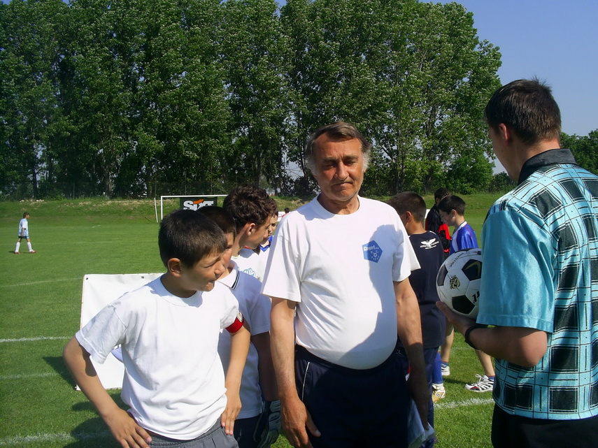 dumitru antonescu legendarul fotbalist al fc farul s a stins din viata plange inima in mine ne a plecat dumitru antonescu legendarul fotbalist al fc farul s a stins din viata plange inima in mine ne a plecat