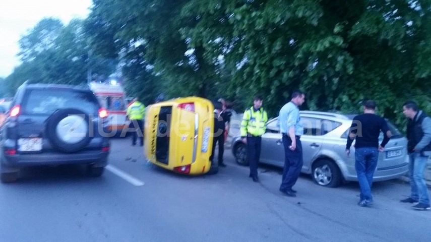 un taxi s a rasturnat pe bulevardul mamaia 592119 un taxi s a rasturnat pe bulevardul mamaia 592119
