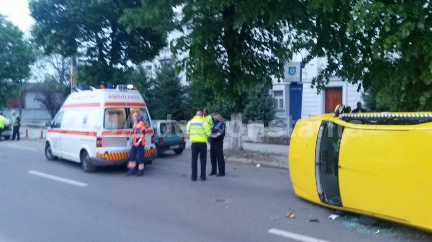 un taxi s a rasturnat pe bulevardul mamaia 592119 un taxi s a rasturnat pe bulevardul mamaia 592119