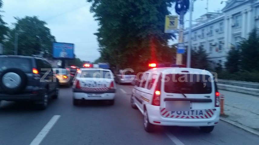 un taxi s a rasturnat pe bulevardul mamaia 592119 un taxi s a rasturnat pe bulevardul mamaia 592119