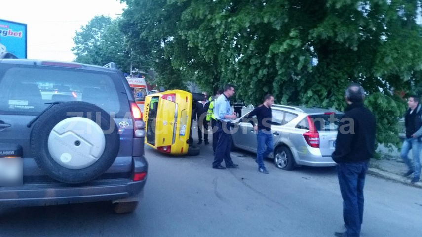 un taxi s a rasturnat pe bulevardul mamaia 592119 un taxi s a rasturnat pe bulevardul mamaia 592119