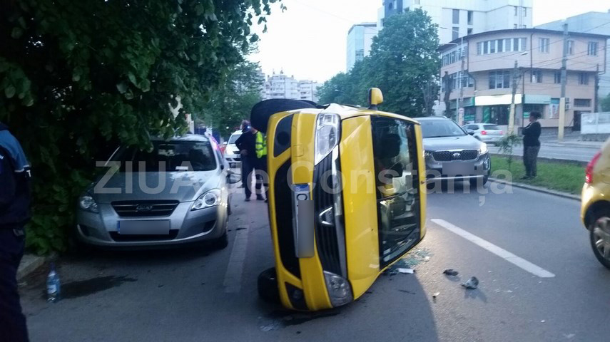 un taxi s a rasturnat pe bulevardul mamaia 592119 un taxi s a rasturnat pe bulevardul mamaia 592119