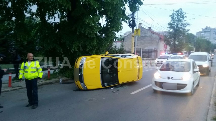 un taxi s a rasturnat pe bulevardul mamaia 592119 un taxi s a rasturnat pe bulevardul mamaia 592119