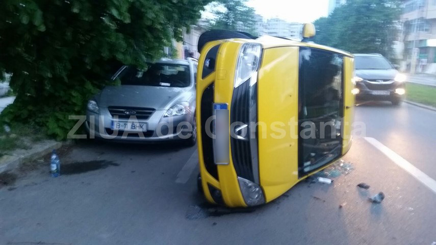 un taxi s a rasturnat pe bulevardul mamaia 592119 un taxi s a rasturnat pe bulevardul mamaia 592119