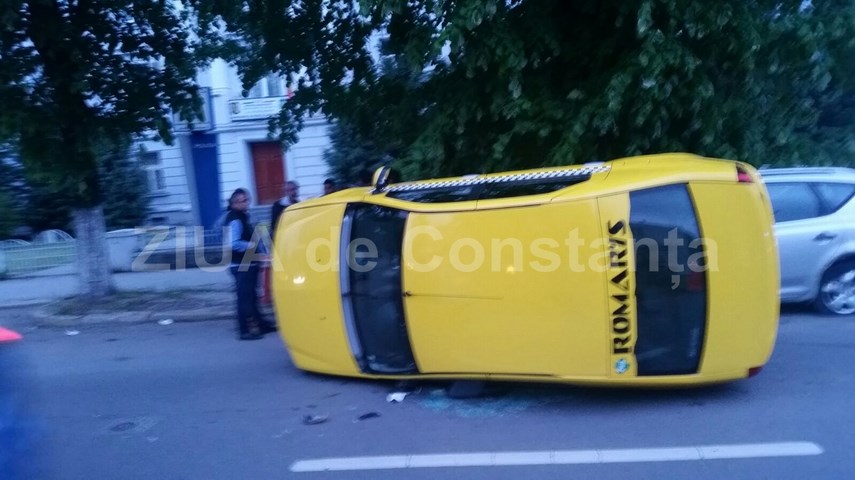 un taxi s a rasturnat pe bulevardul mamaia 592119 un taxi s a rasturnat pe bulevardul mamaia 592119