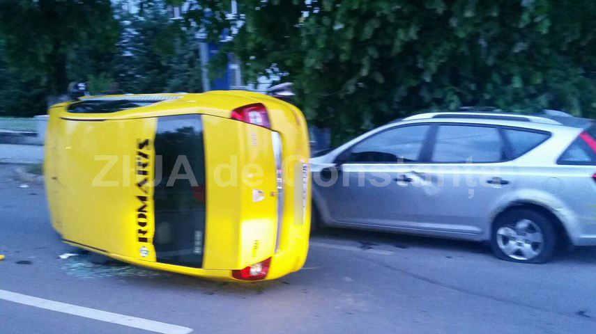 un taxi s a rasturnat pe bulevardul mamaia 592119 un taxi s a rasturnat pe bulevardul mamaia 592119