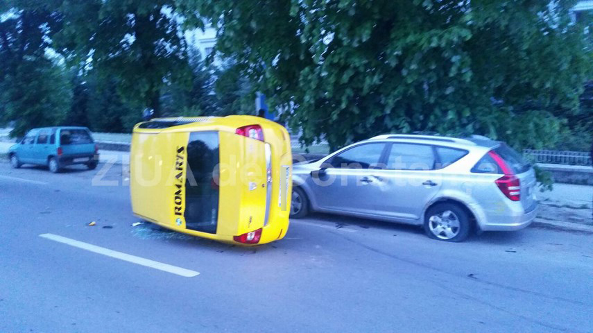 un taxi s a rasturnat pe bulevardul mamaia 592119 un taxi s a rasturnat pe bulevardul mamaia 592119