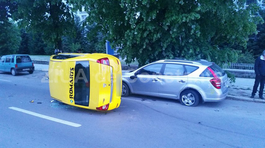 un taxi s a rasturnat pe bulevardul mamaia 592119 un taxi s a rasturnat pe bulevardul mamaia 592119