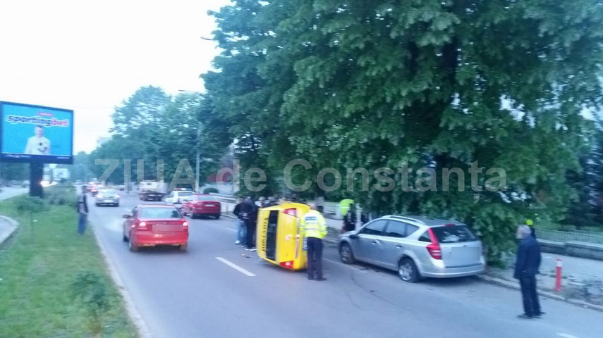 un taxi s a rasturnat pe bulevardul mamaia 592119 un taxi s a rasturnat pe bulevardul mamaia 592119