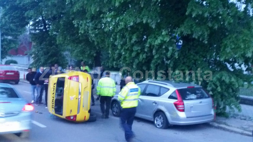 un taxi s a rasturnat pe bulevardul mamaia 592119 un taxi s a rasturnat pe bulevardul mamaia 592119