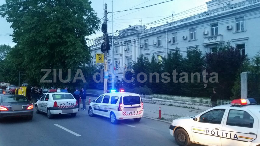 un taxi s a rasturnat pe bulevardul mamaia 592119 un taxi s a rasturnat pe bulevardul mamaia 592119