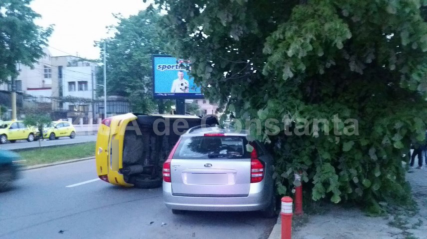 un taxi s a rasturnat pe bulevardul mamaia 592119 un taxi s a rasturnat pe bulevardul mamaia 592119