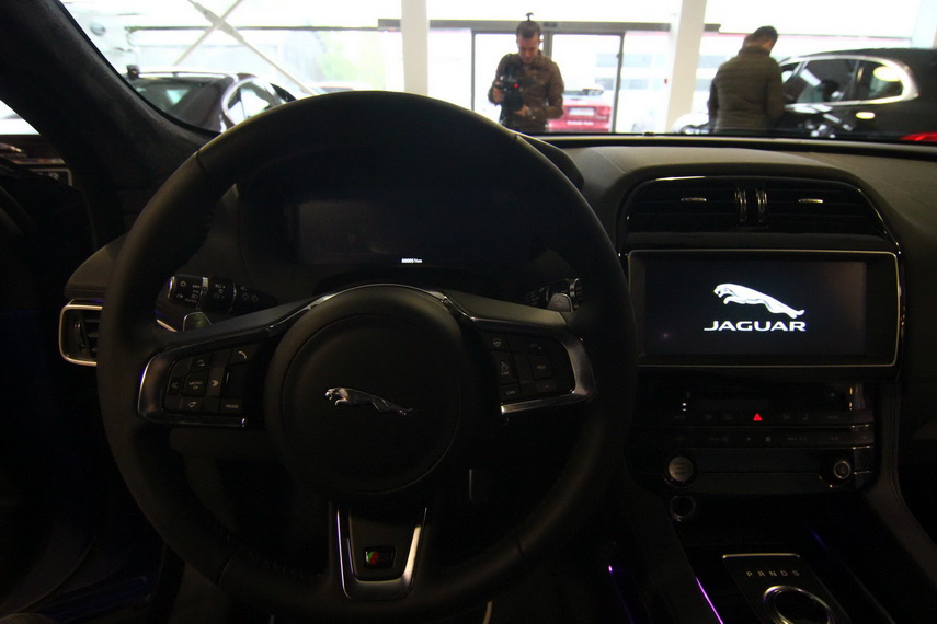 f pace un pariu castigat noul suv de la jaguar este combinatia perfecta de performanta stil si functionalitate f pace un pariu castigat noul suv de la jaguar este combinatia perfecta de performanta stil si functionalitate