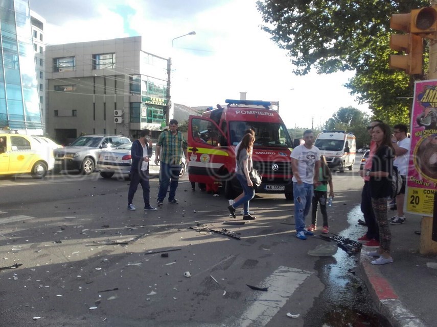 accident la intersectia bulevardelor mamaia cu soveja doua persoane au fost ranite 593729 accident la intersectia bulevardelor mamaia cu soveja doua persoane au fost ranite 593729