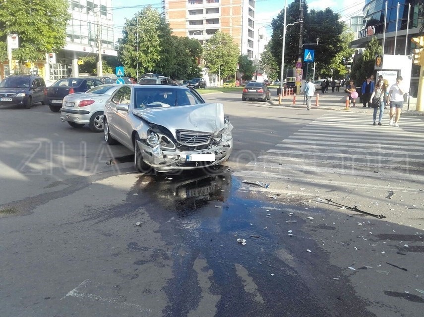 accident la intersectia bulevardelor mamaia cu soveja doua persoane au fost ranite 593729 accident la intersectia bulevardelor mamaia cu soveja doua persoane au fost ranite 593729