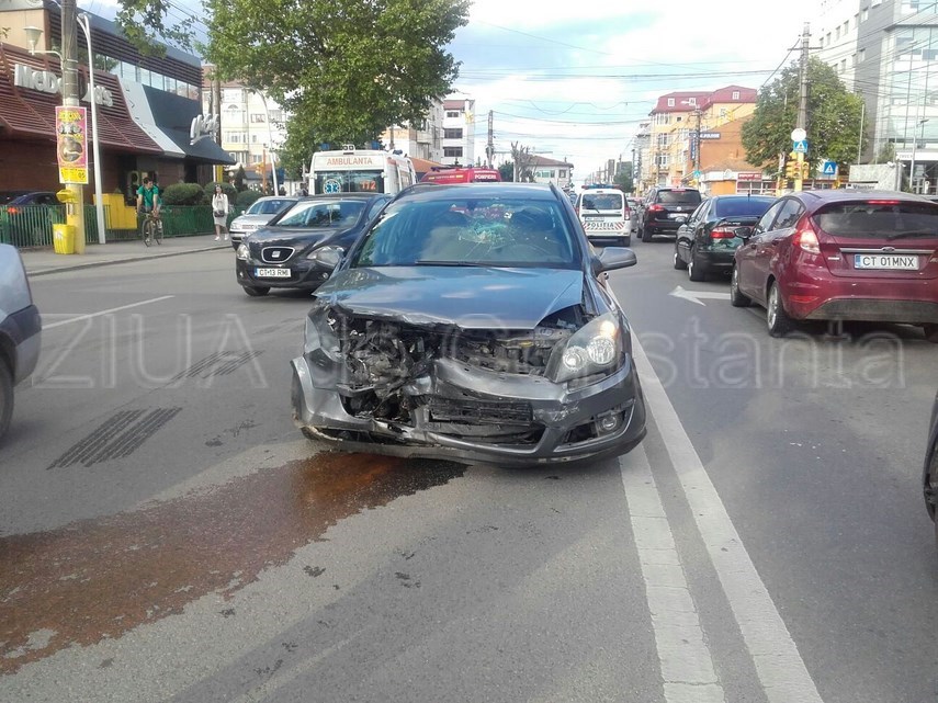 accident la intersectia bulevardelor mamaia cu soveja doua persoane au fost ranite 593729 accident la intersectia bulevardelor mamaia cu soveja doua persoane au fost ranite 593729