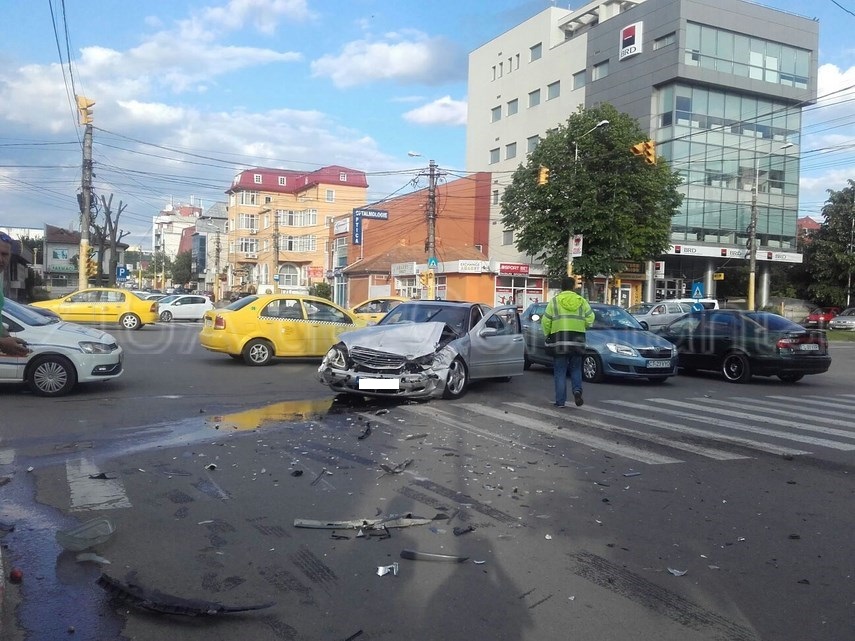 accident la intersectia bulevardelor mamaia cu soveja doua persoane au fost ranite 593729 accident la intersectia bulevardelor mamaia cu soveja doua persoane au fost ranite 593729