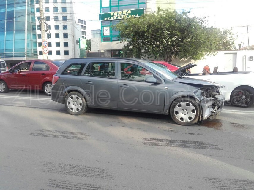accident la intersectia bulevardelor mamaia cu soveja doua persoane au fost ranite 593729 accident la intersectia bulevardelor mamaia cu soveja doua persoane au fost ranite 593729