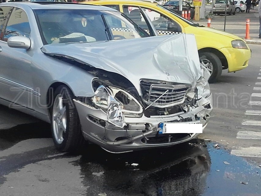 accident la intersectia bulevardelor mamaia cu soveja doua persoane au fost ranite 593729 accident la intersectia bulevardelor mamaia cu soveja doua persoane au fost ranite 593729