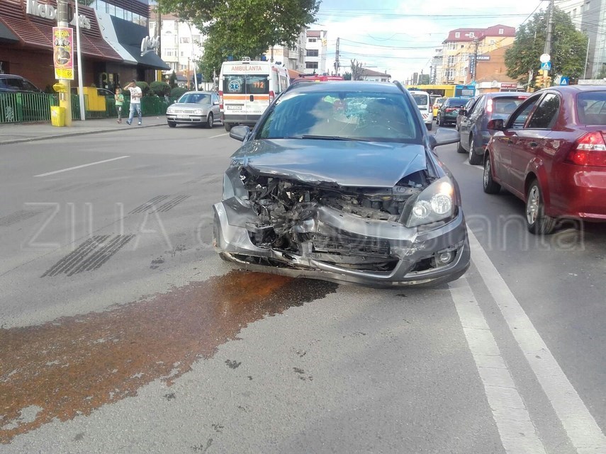 accident la intersectia bulevardelor mamaia cu soveja doua persoane au fost ranite 593729 accident la intersectia bulevardelor mamaia cu soveja doua persoane au fost ranite 593729