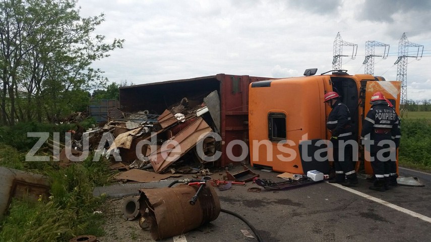 un tir s a rasturnat in zona tasaul spre tulcea 593715 un tir s a rasturnat in zona tasaul spre tulcea 593715
