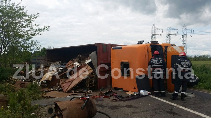 un tir s a rasturnat in zona tasaul spre tulcea 593715 un tir s a rasturnat in zona tasaul spre tulcea 593715