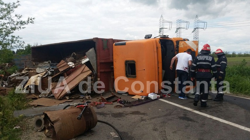 un tir s a rasturnat in zona tasaul spre tulcea 593715 un tir s a rasturnat in zona tasaul spre tulcea 593715