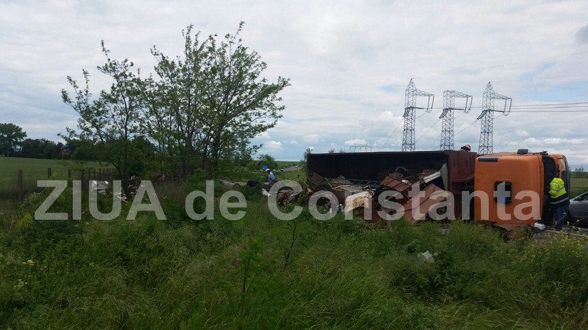 un tir s a rasturnat in zona tasaul spre tulcea 593715 un tir s a rasturnat in zona tasaul spre tulcea 593715