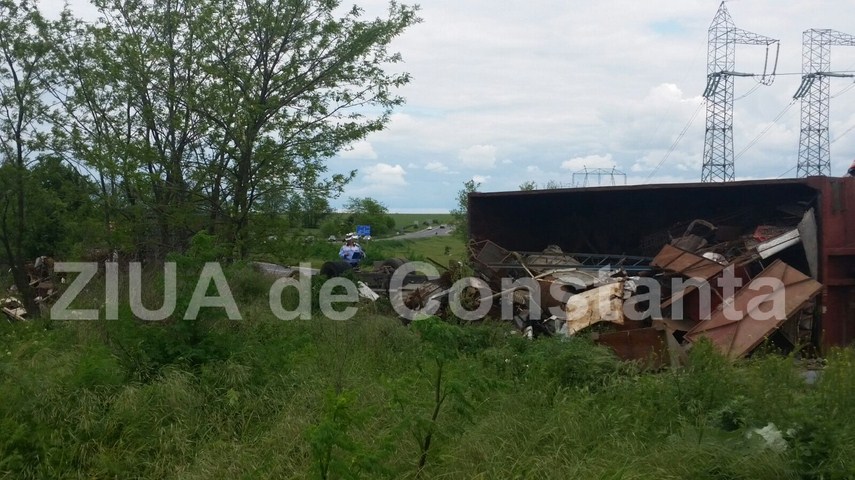 un tir s a rasturnat in zona tasaul spre tulcea 593715 un tir s a rasturnat in zona tasaul spre tulcea 593715