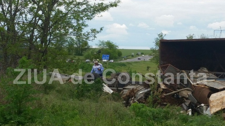 un tir s a rasturnat in zona tasaul spre tulcea 593715 un tir s a rasturnat in zona tasaul spre tulcea 593715