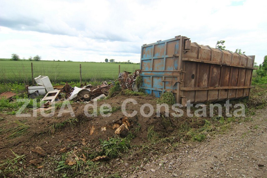 un tir s a rasturnat in zona tasaul spre tulcea 593715 un tir s a rasturnat in zona tasaul spre tulcea 593715