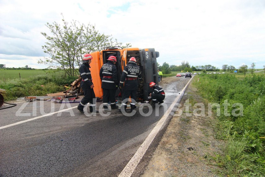 un tir s a rasturnat in zona tasaul spre tulcea 593715 un tir s a rasturnat in zona tasaul spre tulcea 593715