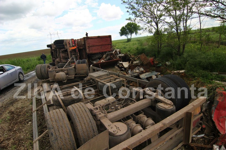 un tir s a rasturnat in zona tasaul spre tulcea 593715 un tir s a rasturnat in zona tasaul spre tulcea 593715