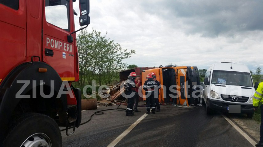 un tir s a rasturnat in zona tasaul spre tulcea 593715 un tir s a rasturnat in zona tasaul spre tulcea 593715