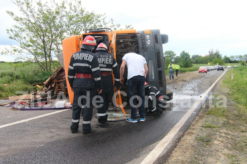 un tir s a rasturnat in zona tasaul spre tulcea 593715 un tir s a rasturnat in zona tasaul spre tulcea 593715