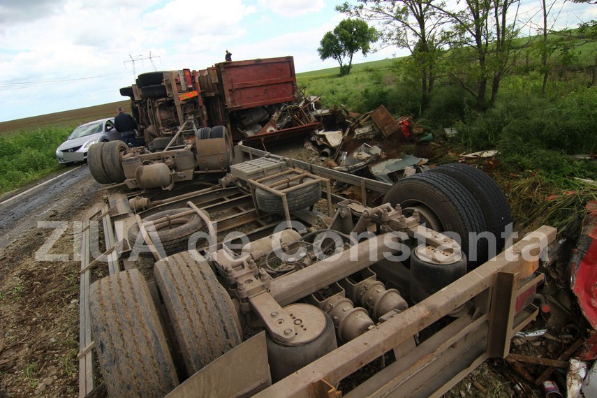 un tir s a rasturnat in zona tasaul spre tulcea 593715 un tir s a rasturnat in zona tasaul spre tulcea 593715