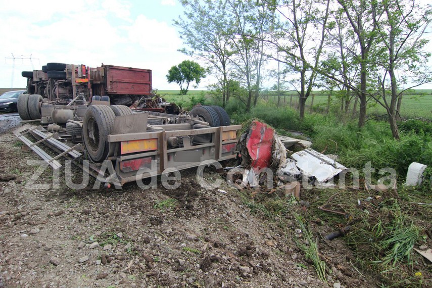 un tir s a rasturnat in zona tasaul spre tulcea 593715 un tir s a rasturnat in zona tasaul spre tulcea 593715