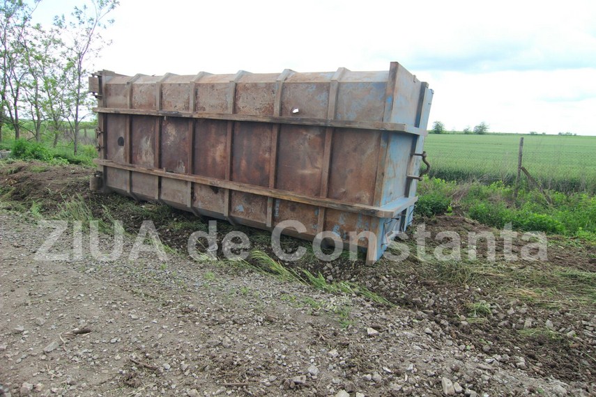 un tir s a rasturnat in zona tasaul spre tulcea 593715 un tir s a rasturnat in zona tasaul spre tulcea 593715