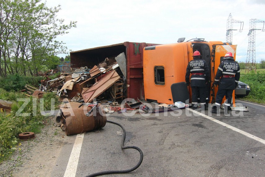 un tir s a rasturnat in zona tasaul spre tulcea 593715 un tir s a rasturnat in zona tasaul spre tulcea 593715