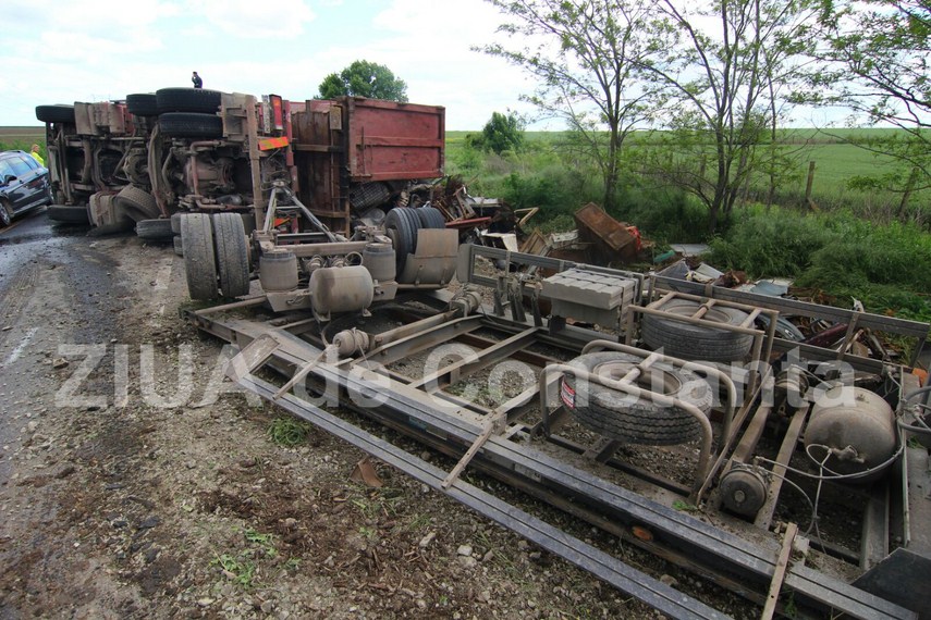un tir s a rasturnat in zona tasaul spre tulcea 593715 un tir s a rasturnat in zona tasaul spre tulcea 593715