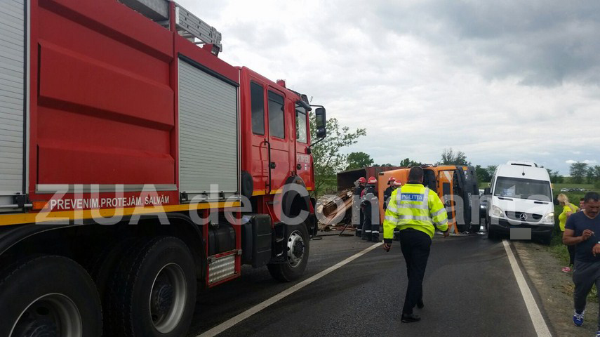 un tir s a rasturnat in zona tasaul spre tulcea 593715 un tir s a rasturnat in zona tasaul spre tulcea 593715